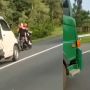 Emak-Emak Kesasar Masuk Jalan Tol Pakai Motor, Berujung Kena Klakson Mobil hingga Truk Tronton