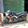 Parkir di Depan Toko, Pemotor Malah Kena Apes: Ban Motor Kena Cor Jalan