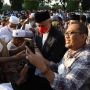 Diserbu Warga Minta Salaman dan Berswafoto, Ini Gaya Ganjar Pranowo Salat Idul Adha di Simpang Lima Semarang