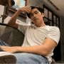 10 Ide Outfit ala Bible Wichapas, Kaos Jadi Andalan namun Tetap Stylish!