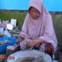 Kisah Emak Tiah, 30 Tahun Membuat dan Jualan Tusuk Sate