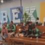 Lama Tunggu Antrean, para Driver Ojol Ini Malah Bantu Lipat Dus Makanan