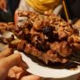 Kesal Sate Tak Bisa Lepas dari Tusukan, Pria Ini Protes Pedagang: Ini Disemen Ya?