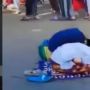 Dua Pemuda Tidur Pulas dalam Posisi Sujud di Tengah Jalan saat Salat Idul Adha, Jemaah Lain Sudah Pulang
