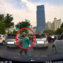 Aksi Nekat Pria Curi Spion Mobil di Siang Bolong Saat Kemacetan Lalu Lintas, Hanya Hitungan Detik Saja