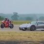 Adu Kencang Drag Race Motor MotoGP yang Dikendarai Dani Pedrosa vs Porsche 918 Spyder, Siapakah Pemenangnya?