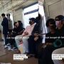 Dunia Serasa Milik Berdua, Dua Sejoli Bermesraan di Kereta saat Ramai Penumpang, Tuai Pro Kontra