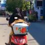 Viral Emak-Emak Penunggang Honda Scoopy Menyuruh Bocil Tahan Panci Besar, Tuai Cibiran Publik