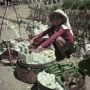 Beredar Foto Jadul Penjual Makanan Keliling di Tahun 1960, Publik Soroti Ukuran Makanan Ini