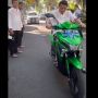 Potret Tengah Menunggang Skuter, Dr H Moeldoko Menyatakan MAB Mulai Kembangkan Sepeda Motor Listrik