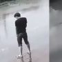 Pria Buang Air Kecil Menghadap Jalan Raya, Belum Selesai Sudah Kena Karma Duluan, Publik: Dicebokin Alam