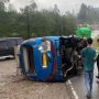 Tabrak Pengendara Sepeda Motor, Bus Ini Terbalik, Ada Korban Luka-luka