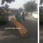 Driver Ojol Terekam Angkut Kayu Sambil Kendarai Motor, Publik Ikut Naik Darah: Yang Order Tega Banget!