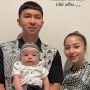 5 Potret Gemas Baby Izz Rayakan Idul Adha di Amerika, Semakin Menggemaskan saat Menggunakan Peci