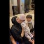 Ibu Atta Halilintar Girang Banget Akhirnya Gendong Cucu Pertama, Begini Reaksi Aurel Hermansyah