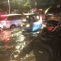 Jalan Patra Raya Jakarta Barat Banjir, Warga yang Melintas Terpaksa Balik Arah dan Cari Jalan Alternatif