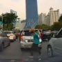 Viral! Bandit Jalanan Nekat Curi Spion Toyota Fortuner Yang Terjebak Macet Di Jalan S Parman