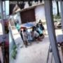 Salut, Aksi Sejumlah Pemuda Ini Sigap Tolong Gerobak Penjual yang Roboh