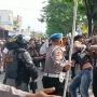 Eksekusi D'Caldera Coffe Medan Ricuh, Massa Bentrok dengan Polisi: Bawa yang Menghalangi