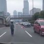 Pria ODGJ Berkeliaran di Tol Semanggi, Jalan Kaki di Tengah Tol hingga Halang-halangi Pengendara Mobil