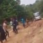 Viral Emak-emak Tarik Bus di Jalan Rusak Buton Utara: Bukti Kepemimpinan Tidak Berhasil