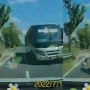 Sopir Bus Ugal-ugalan, Menyalip Kendaraan di Jalur Lawan Arus, Berakhir Menyerempet Mobil hingga Rusak Parah