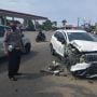 Tabrak Truk di Jalan Serang-Jakarta Baleno Putih Ringsek, Diduga Pengemudi Kurang Konsentrasi