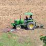 Bertandang ke Salah Satu Kampung Berseri Astra di Gorontalo, Menparekraf Andalkan Traktor Sawah