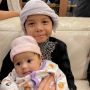 Gaya Gemas Baby Ameena Pakai Jumpsuit Pink, Warganet Malah Salfok dengan Lututnya