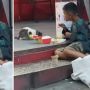 Anak Jalanan Makan Bareng Kucing di Depan Restoran Siap Saji: Liat Ginian Jadi Mewek