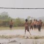 Anak 90-an Pasti Terkenang, Viral Video Bocah Asyik Main Bola di Tanah Lapang, Publik: Adzan Magrib Tanda Selesai