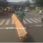 Ojol Angkut Kayu Panjang dan Bikin Bahaya Pengguna Jalan, Publik Tuding Customer Keterlaluan