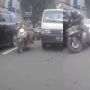 Bahaya! Penumpang Sembarangan Buka Pintu Mobil di Tengah Jalan Raya, Pengendara Sepeda Motor Dibuat Celaka