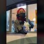 Ajak Pegawai Drive Thru Sambung Lagu saat Layani Pembeli, Perempuan Ini Banjir Pujian