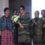 Oscar Lawalata Manfaatkan Kain Tenun Ikat untuk Busana Sehari-hari, Ini Wujudnya