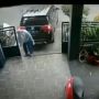 Apes! Wanita Ini Ditinggal Mobil Keluarga Usai Tutup Pagar Rumah, Netizen: Yang Bawa Mobil Nggak Lihat Spion!