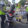 Pengendara di Jembrana Kaget Dicegat Karena Razia Malah Dapat Sembako