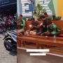Gabut Terlalu Lama Nunggu Pesanan Selesai, Driver Ojol Ikut Pelayan Resto Lakukan Hal Ini
