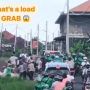 Viral, Pasukan Ojol Hijaukan Proses Evakuasi Mobil yang Terperosok di Shortcut Canggu