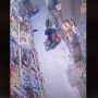 Kepala Pegawai Minimarket Ini Tiba-tiba Terbentur Helm, Rekaman Videonya Bikin Bergidik