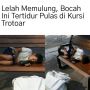 Viral Foto Bocah Pemulung Lelah Tidur di Bangku Trotoar, Publik Sindir Roy Citayam