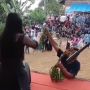 Kocak! Bukan Uang, Pria Ini Jadi Tontonan Warga Gegara Sawer Biduan Dangdut Pakai Petai