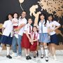 Potret Keluarga Ussy Sulistiawaty Pakai Seragam Sekolah Tuai Pujian Warganet, Family Goals Banget!