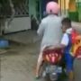 Video Kocak! Bocah Sekolah Ini Bengong Lihat Emaknya Ngacir, Dikira Sudah Naik ke Motor