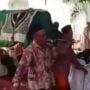 Viral Video Pengangkut Jenazah Lewat di Tengah Pesta Pernikahan, Publik: Diingatkan Jodoh dan Kematian Sudah Ditentukan