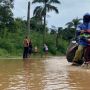 Banjir Mulai Surut Setelah 7 Jam, Warga Villa Pamulang Berjibaku Bersihkan Lumpur