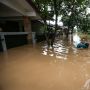 Tanggul Jebol, Perumahan Villa Pamulang Terendam Banjir Setinggi 1 Meter