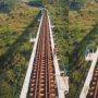 Heboh, Pria Diduga ODGJ Berjalan Santai di Atas Jembatan Kereta Cikubang