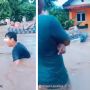 Tetap Bahagia di Tengah Derita, Video Viral Bapak-bapak Asyik Rebahan di Kasur yang Dihanyutkan Banjir