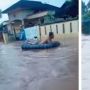 Cuma di +62! Pria Santai Rebahan di Kasur Hanyut Meski Banjir Setinggi Paha, Publik: Kapan Lagi Ya Pak?